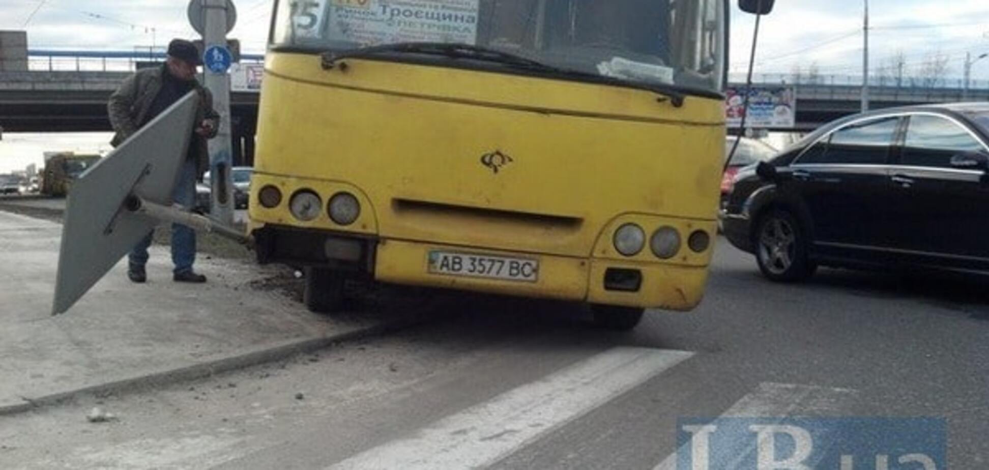 В Киеве 'Богдан' протаранил Mercedes и снес дорожный знак: фото с места событий