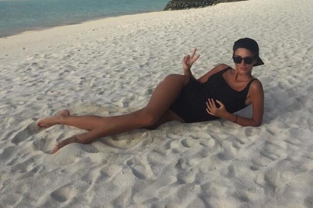 Жена футболиста сборной Украины похвасталась жаркими фото с пляжа