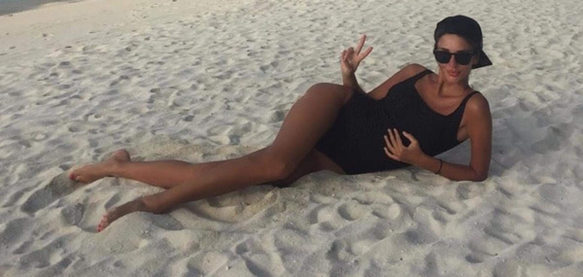 Дружина футболіста збірної України похвалилася спекотними фото з пляжу