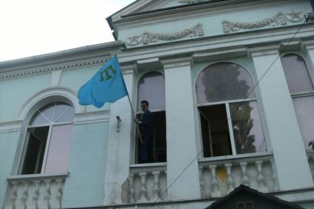 В здание Меджлиса на Херсонщине бросили взрывчатку