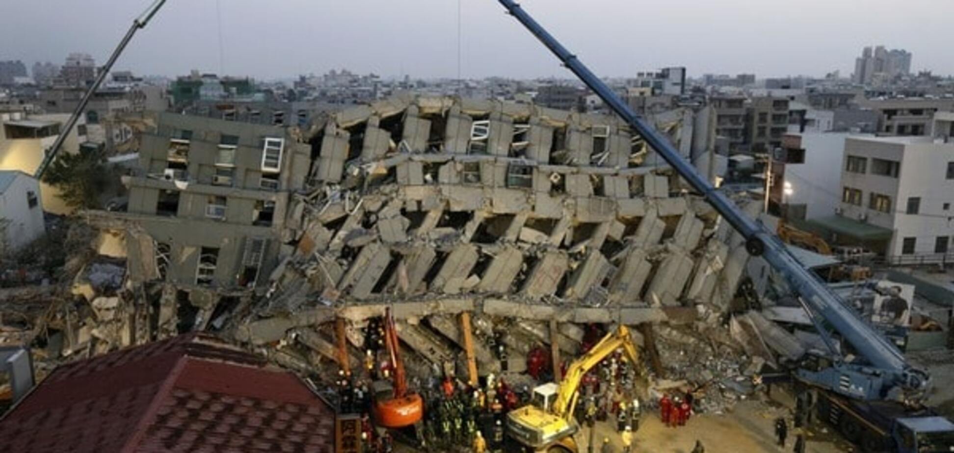 Землетрясение на Тайване: под завалами находятся более 130 человек