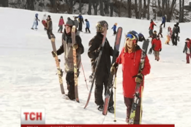 В Киеве волонтеры построили трассу-мечту для сноубордистов: видеофакт