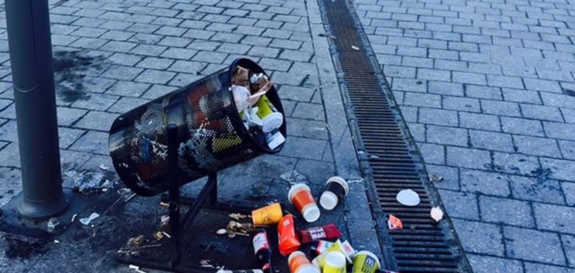 Позор: в соцсети показали, как киевляне замусорили Почтовую площадь