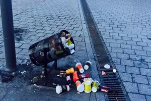 На Почтовой площади после праздников остались залежи мусора