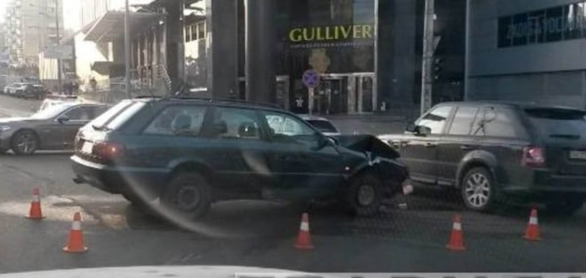 В центре Киева столкнулись два авто: образовались пробки