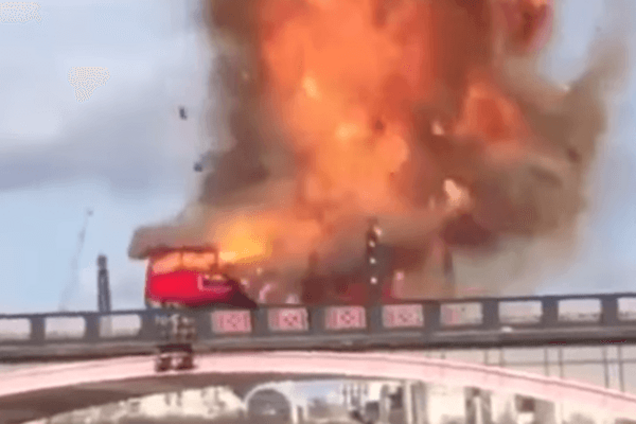 В Лондоне взлетел на воздух автобус: видеофакт