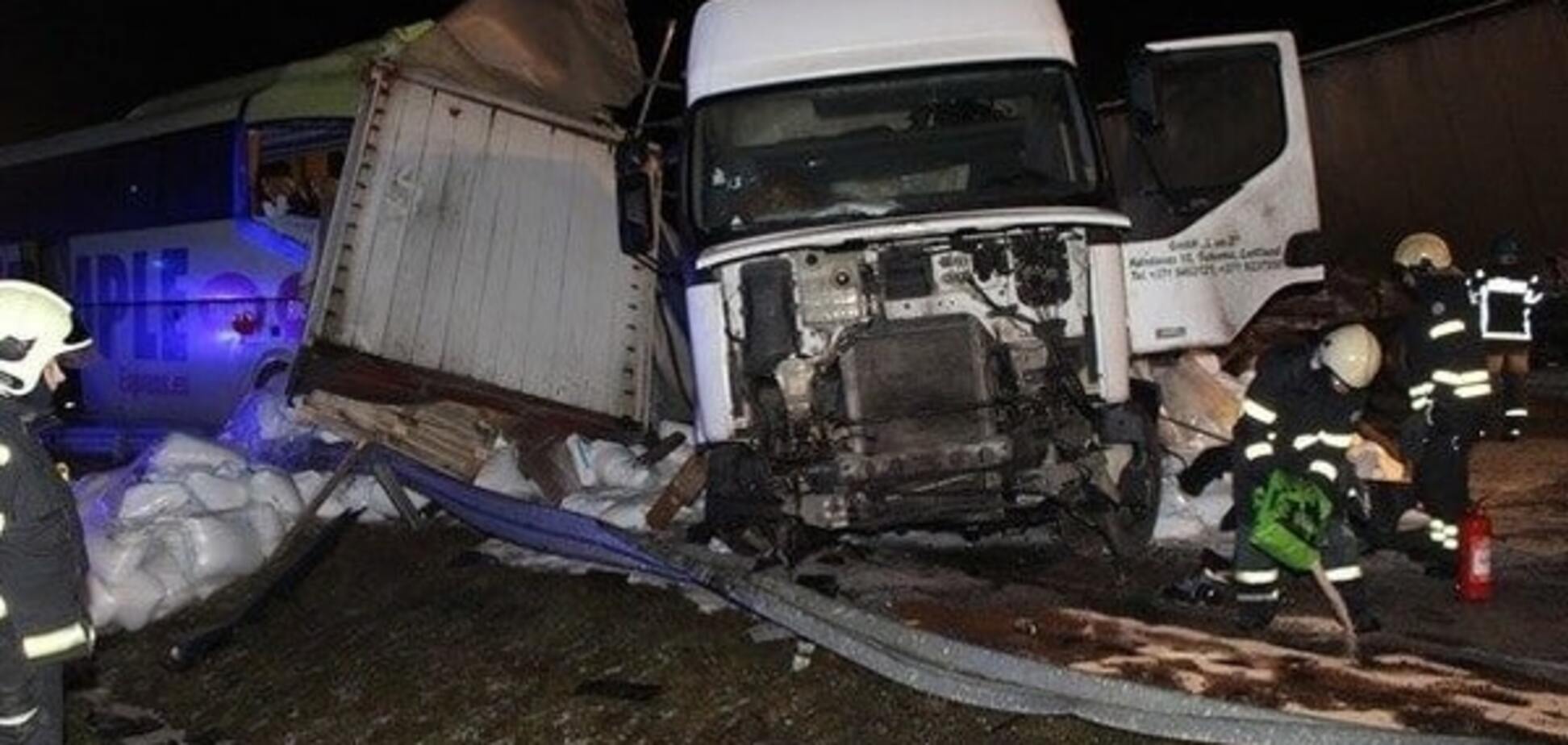 В Эстонии автобус с россиянами столкнулся с грузовиком: есть погибший