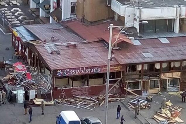 В Киеве с полицией начали сносить незаконный ресторан: фотофакт