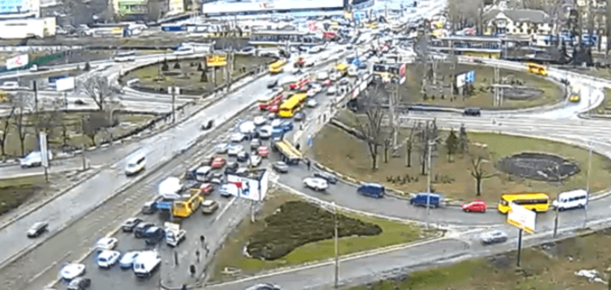 Тяжелый понедельник: в Киеве образовались десятки заторов