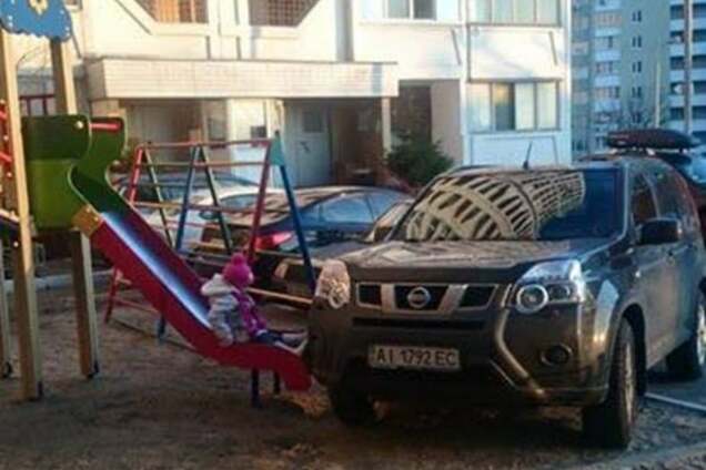 'Хочу играть': в Киеве 'герой парковки' остановился на детской площадке
