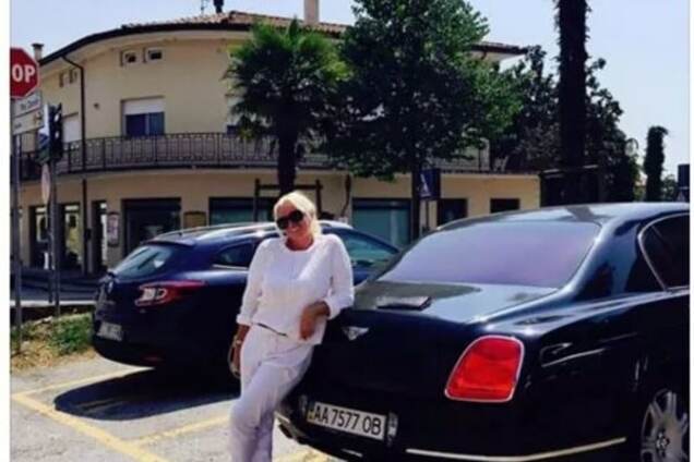 'Привіт ніщебродам': неадекватна блондинка на Range Rover втекла з України. Фотофакт