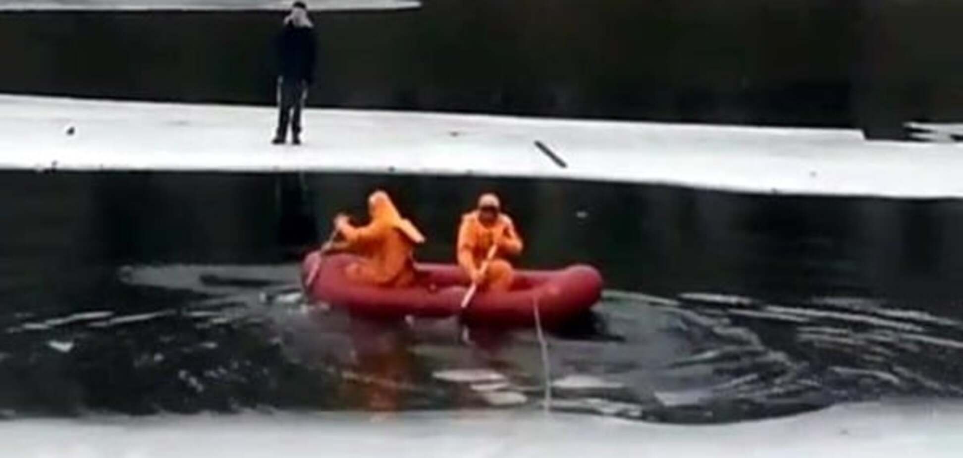 В Киеве оторванная от берега льдина унесла школьника