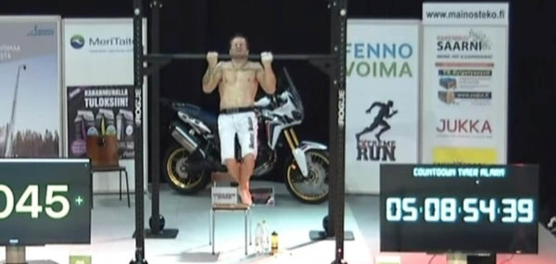 18 часов подряд: пожарный из Финляндии установил рекорд по подтягиваниям. Видеофакт