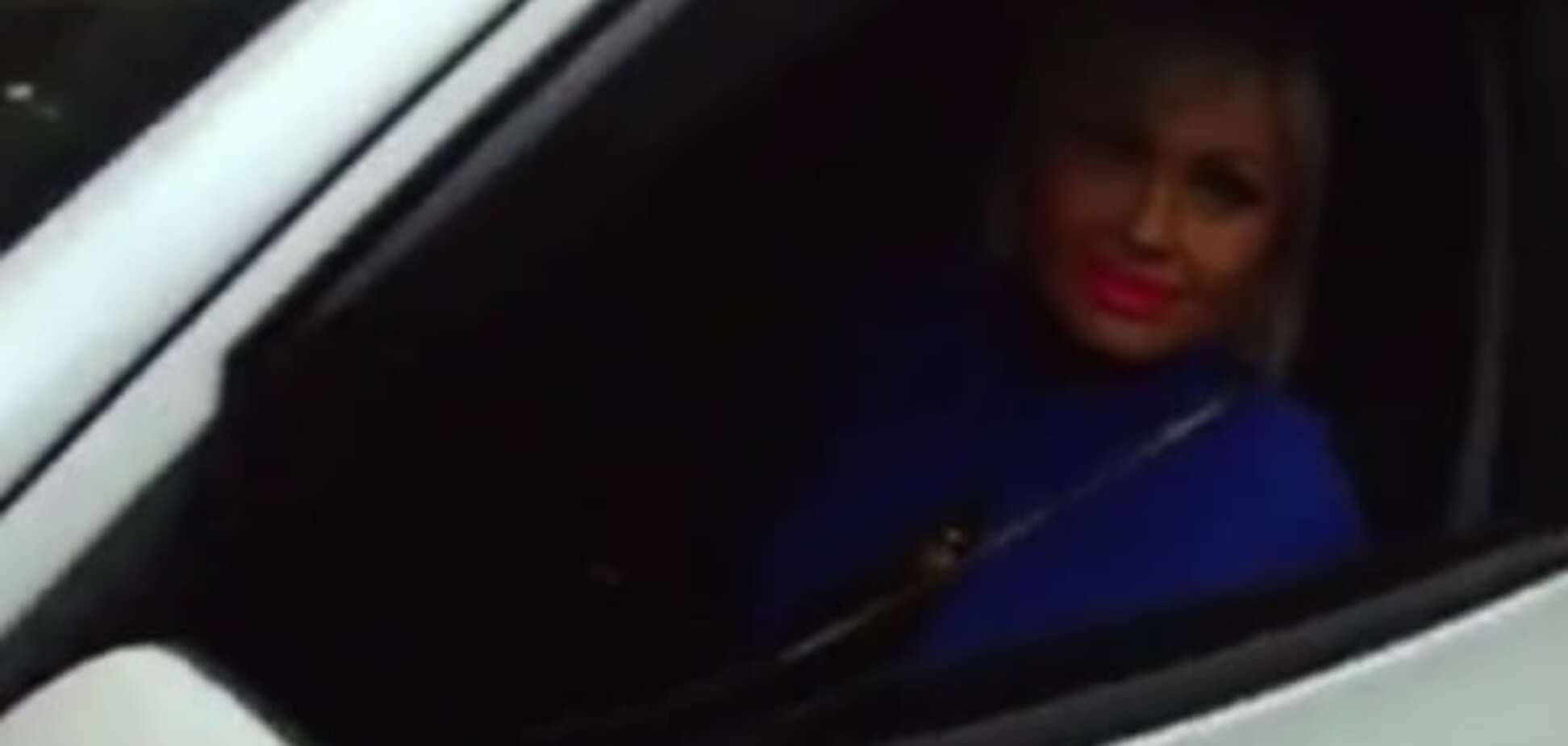 'Мальчик, ты заигрался': блондинка на лабутенах обматерила полицейских. Опубликовано видео