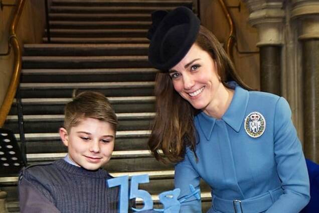 Кейт Миддлтон в пальто 'милитари' стала покровительницей кадетов