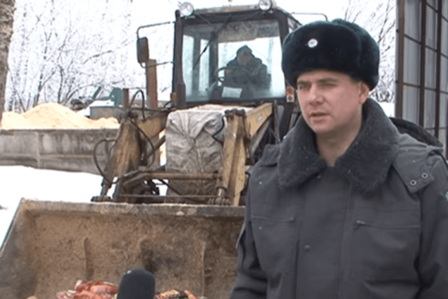 Жгут и давят: в России принялись за уничтожение украинских деликатесов. Видеофакт