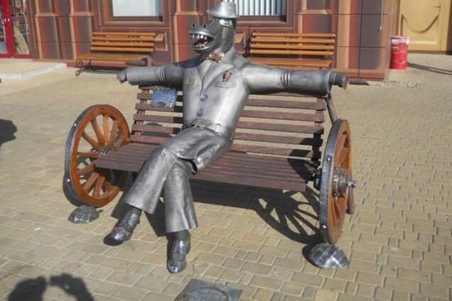 В Киеве поставили памятник 'Коню в пальто': фотофакт