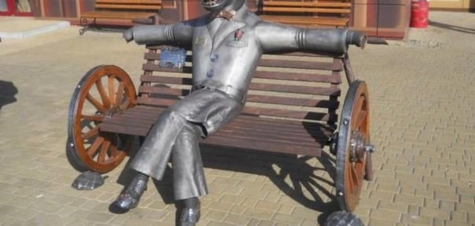 В Киеве поставили памятник 'Коню в пальто': фотофакт