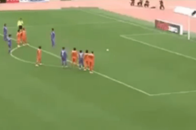 Обманул всех. Китайский футболист забил самый необычный пенальти года: видео шедевра