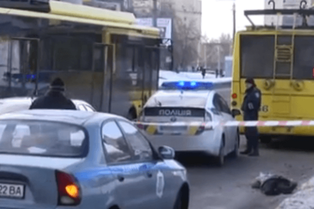 Страшна трагедія в Сумах: 17-річну дівчину переїхав тролейбус. Відеофакт