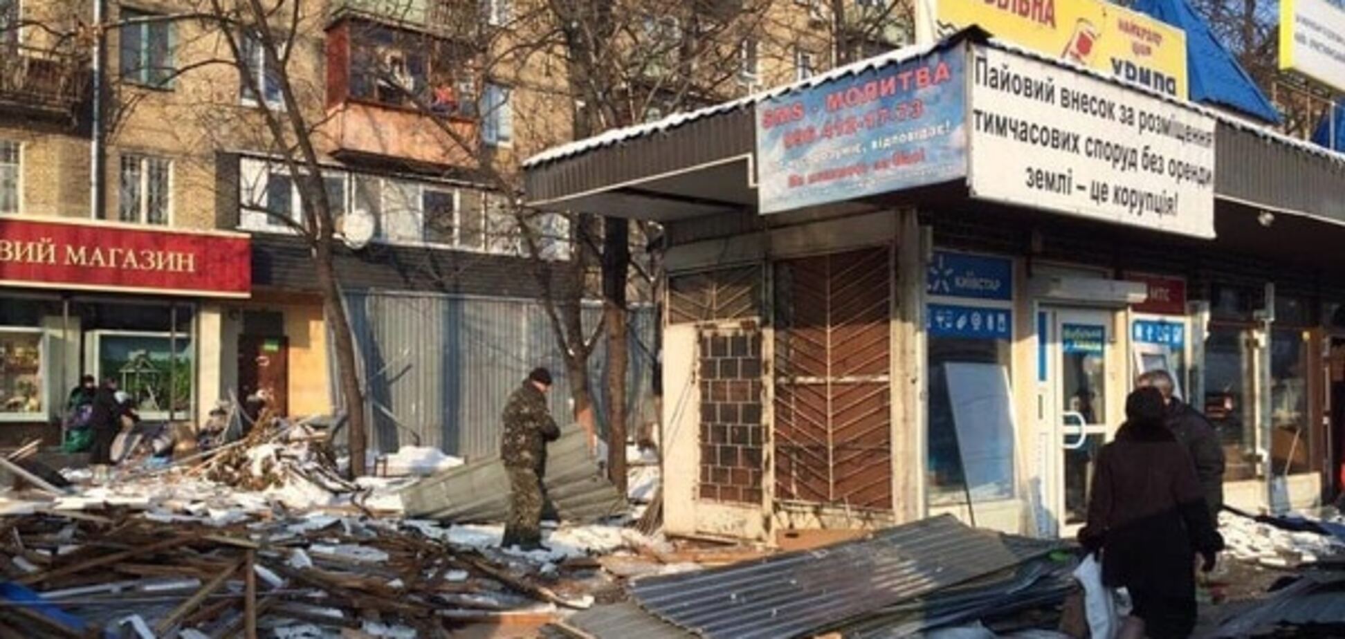В Киеве коммунальщики снесли сотни незаконных МАФов