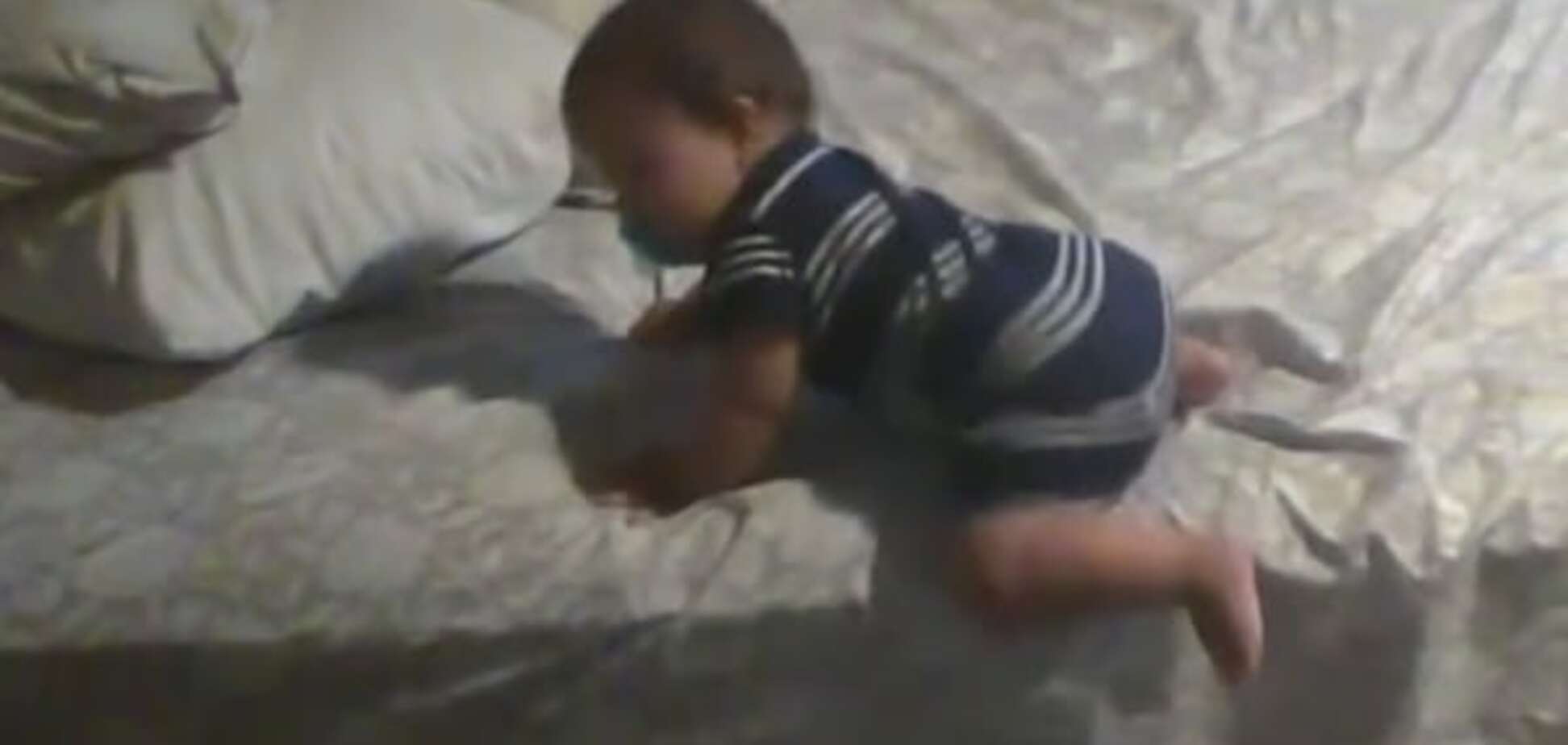 Младенец с подушками стал звездой интернета: изумительное видео