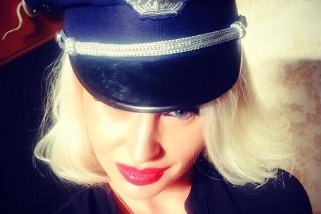 Блондинка на лабутенах из Ивано-Франковска оказалась женой скандального застройщика