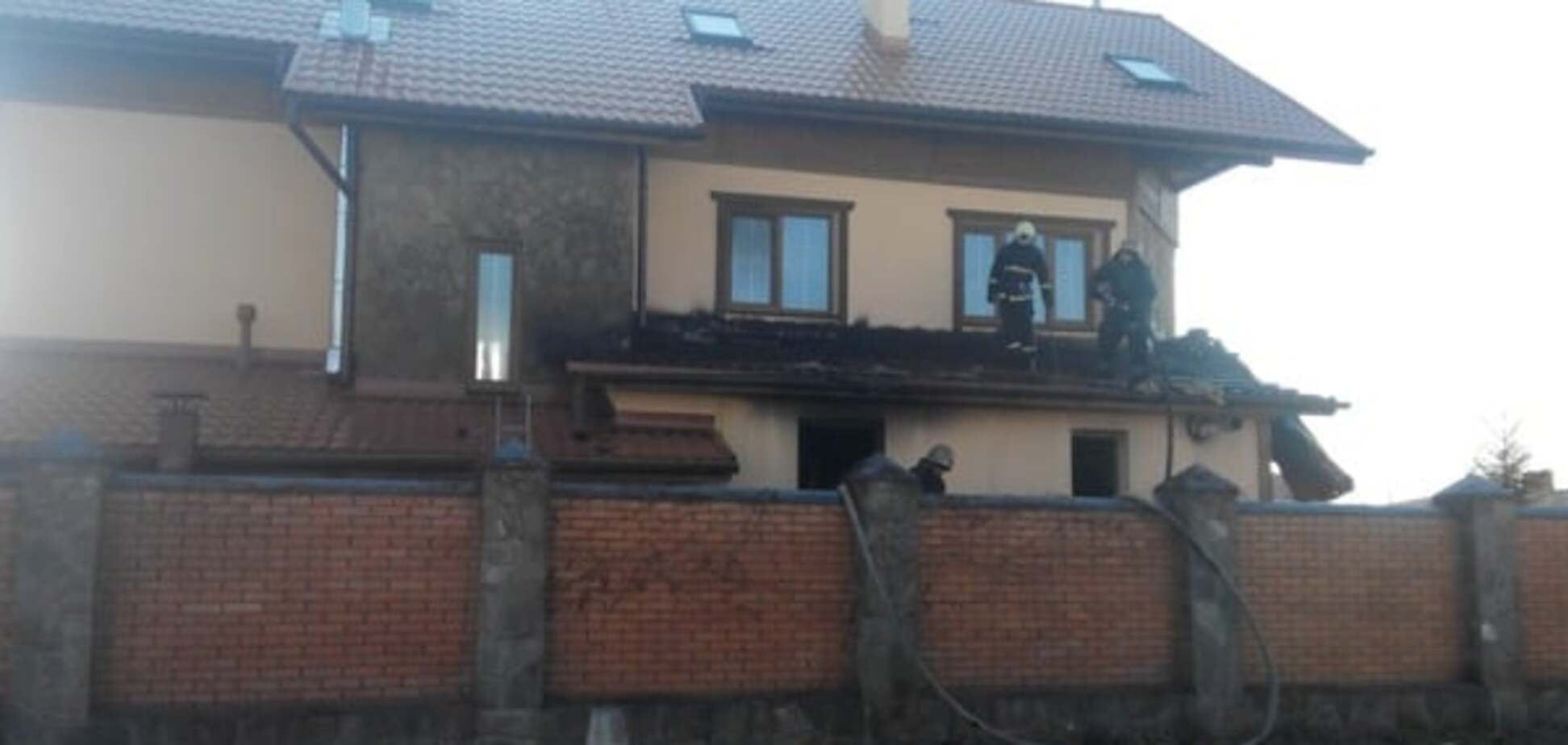 Під Києвом горів триповерховий котедж