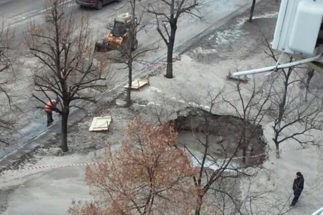 Коммунальное ЧП: в Киеве посреди улицы забил фонтан