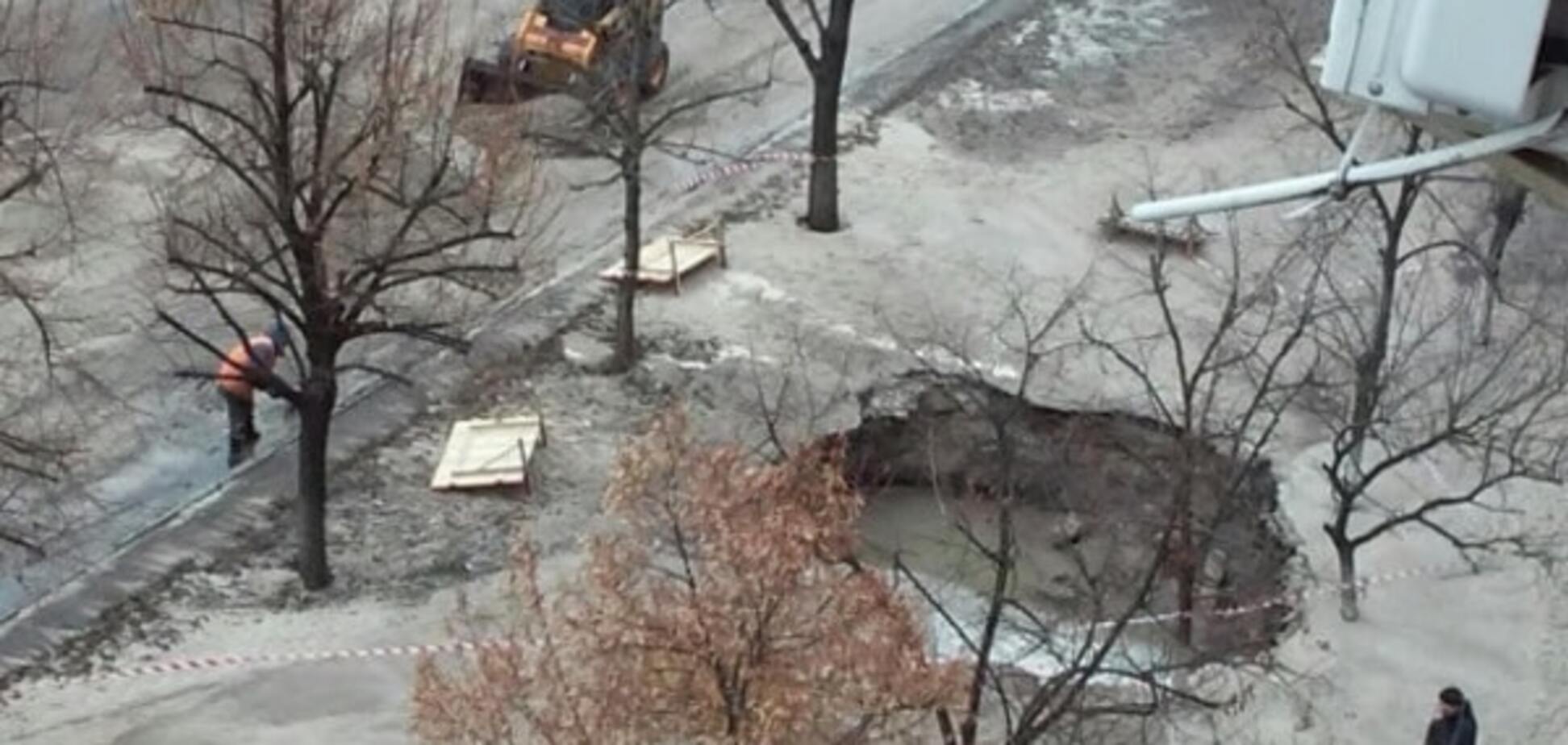 Комунальна НП: в Києві посеред вулиці забив фонтан