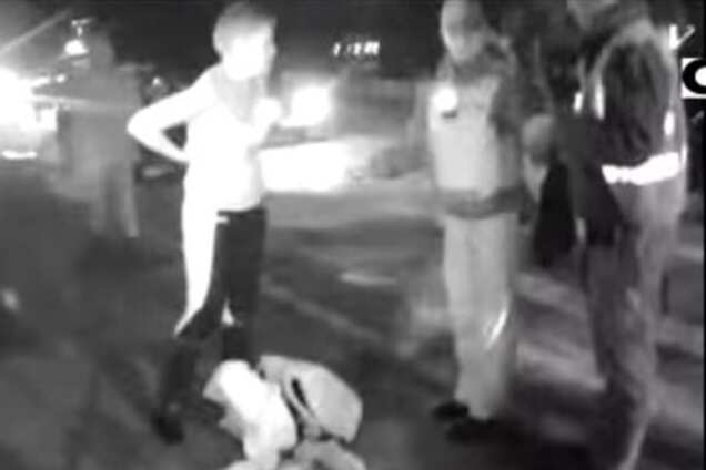 В Ужгороде пьяная сотрудница налоговой устроила копам 'стриптиз' посреди улицы: опубликовано видео