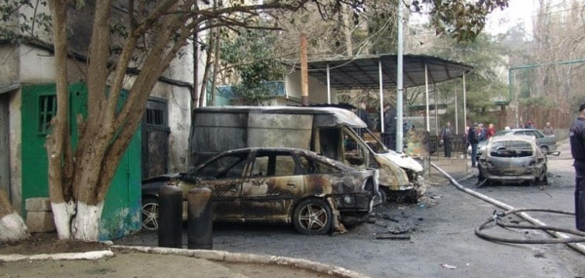 'Татаро-бандеровцы' устроили массовое сожжение автомобилей в Крыму. Опубликованы фото и видео