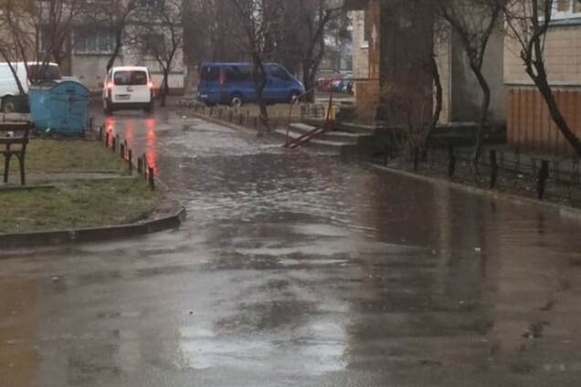 В Киеве посреди улицы появилось 'дождевое озеро': фотофакт
