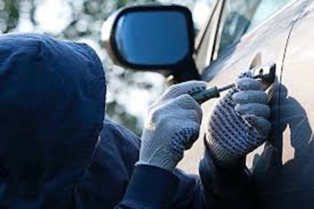 На Киевщине обокрали автомобиль прокурора