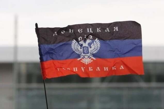 На Донбассе местные жители кормят захватчиков гуманитаркой. Видеофакт