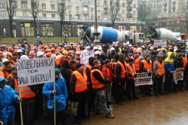 Митинг с бетономешалками: под здание киевской мэрии пришли строители