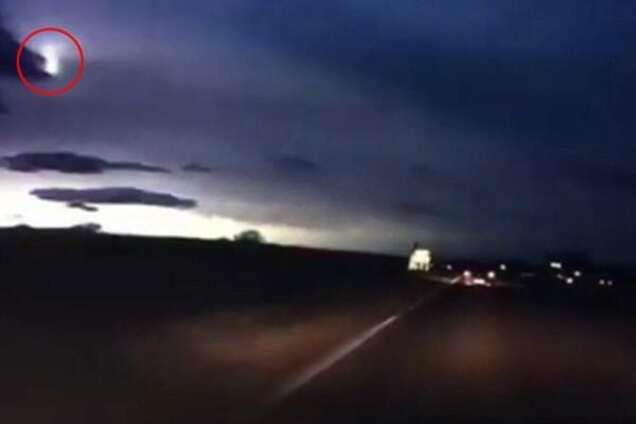 В Шотландии ночное небо озарил пугающий 'огненный шар': видеофакт
