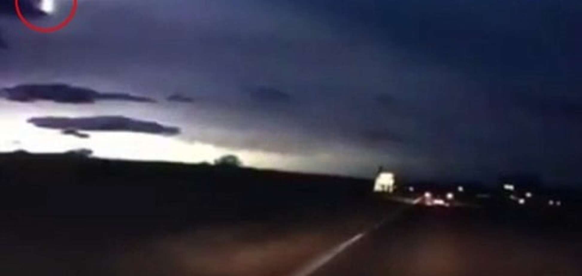 В Шотландии ночное небо озарил пугающий 'огненный шар': видеофакт