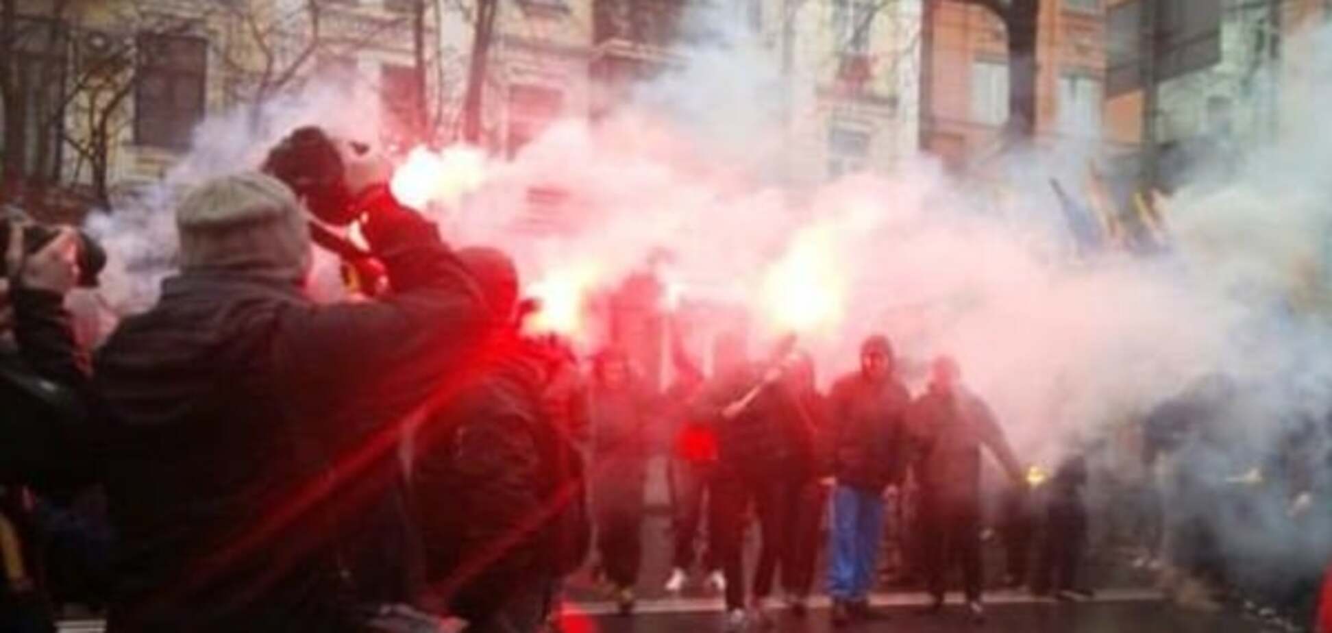У Києві активісти 'Азова' 'обклали вогнями' будівлю СІЗО СБУ: опубліковано фото