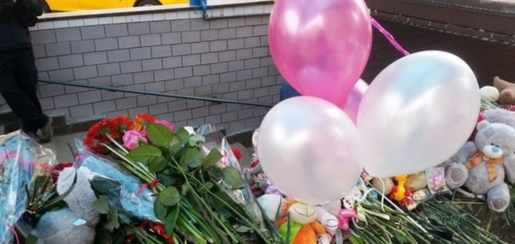 Люди несут игрушки и шарики к дому обезглавленной в Москве четырехлетней девочки. Опубликованы фото