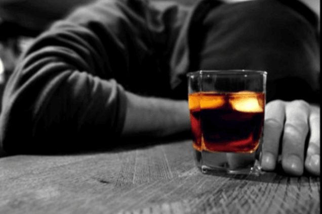 Дорога горілка: нарколог розповів про наслідки подорожчання алкоголю