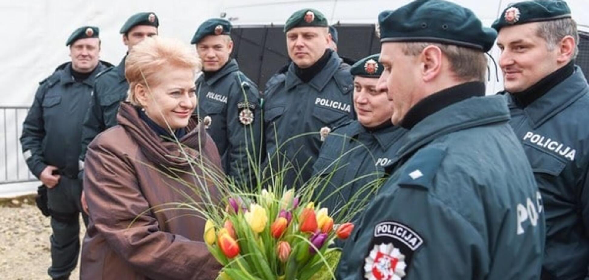 Литовская полиция 'задержала' Грибаускайте, чтобы вручить букет цветов: фотофакт