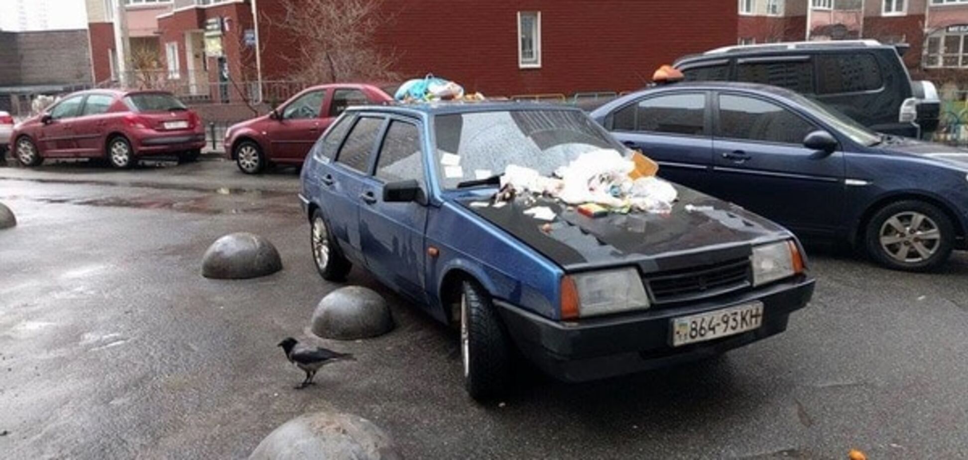 В Киеве забросали машину автохама мусором: фотофакт