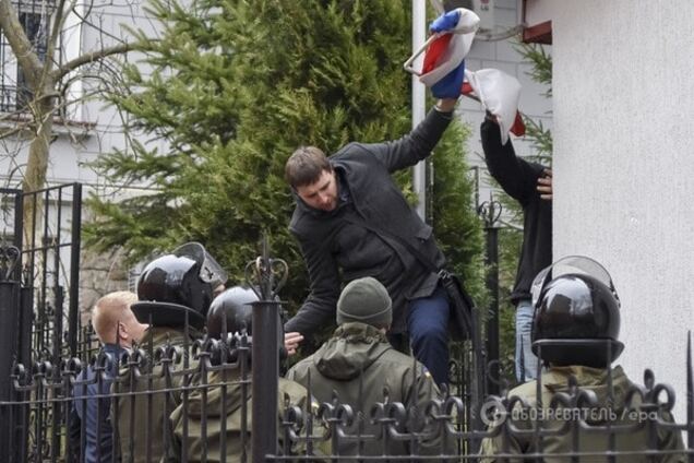 Парасюк вне опасности: во Львове открыли дело за надругательство над флагом России