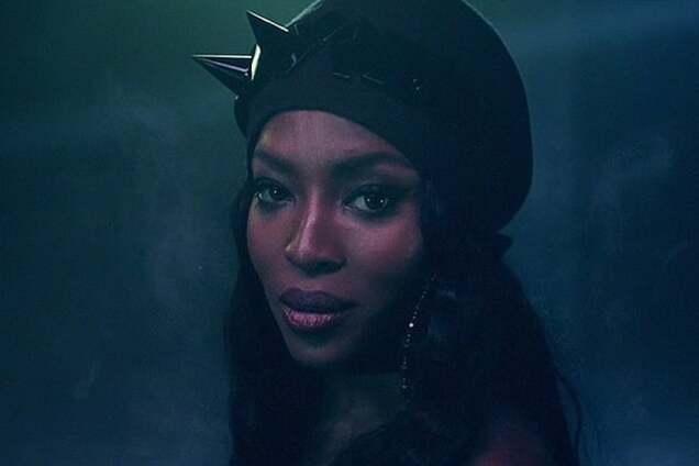 Оголенная Наоми Кэмпбелл расплакалась в новом клипе