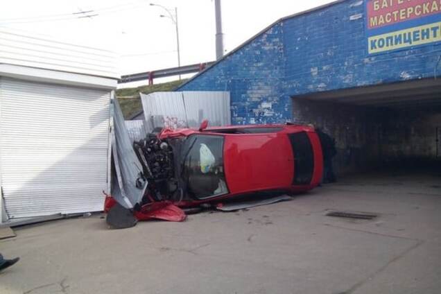 В Киеве автомобиль свалился с кольца на киоски: фото с места ДТП