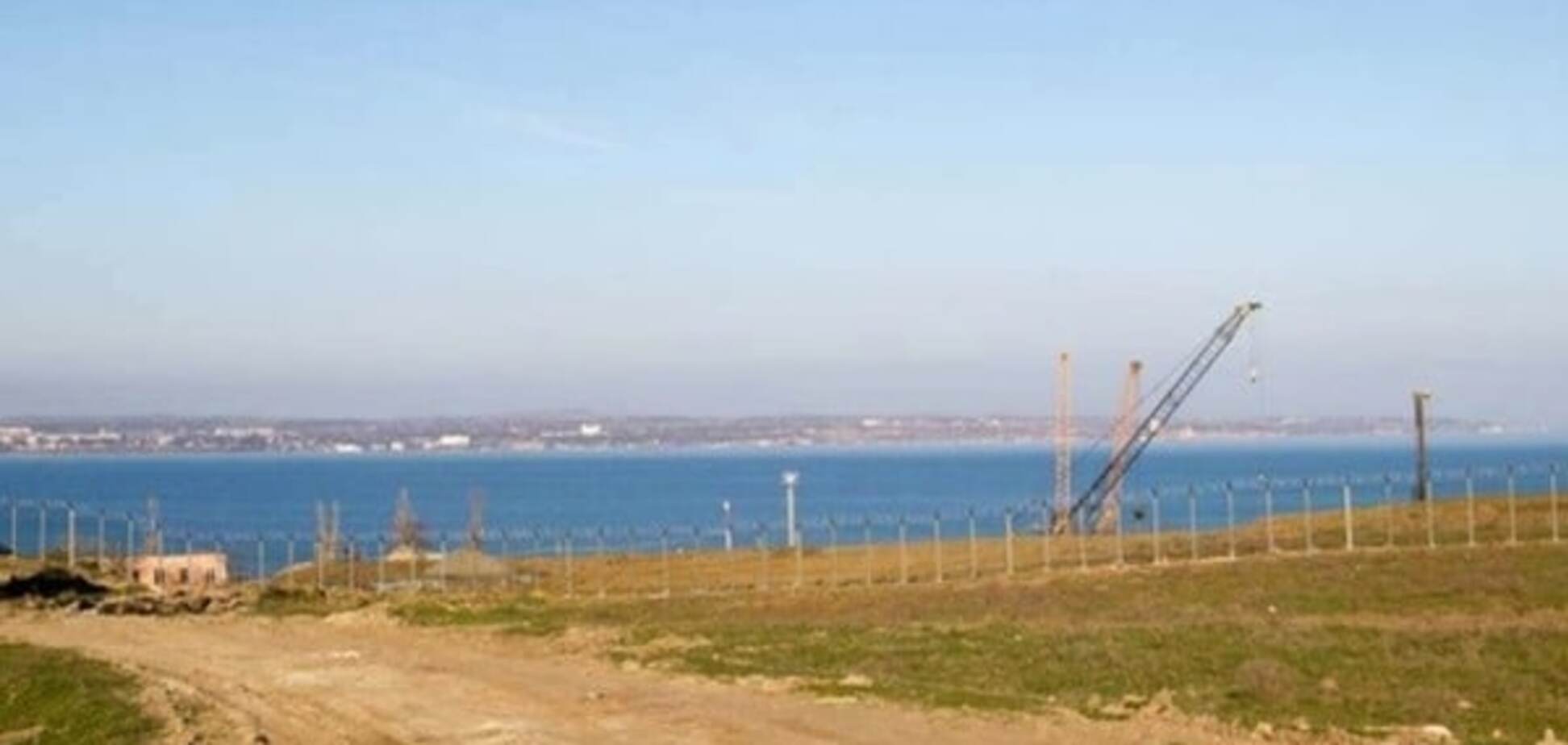 Спецтехника и колючая проволока: в сети появились свежие фото и видео строительства Керченского моста