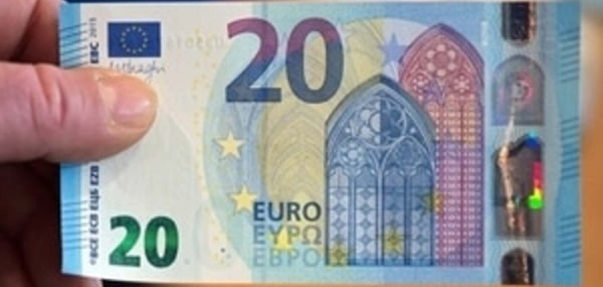 Евро и доллар в Украине значительно подешевели