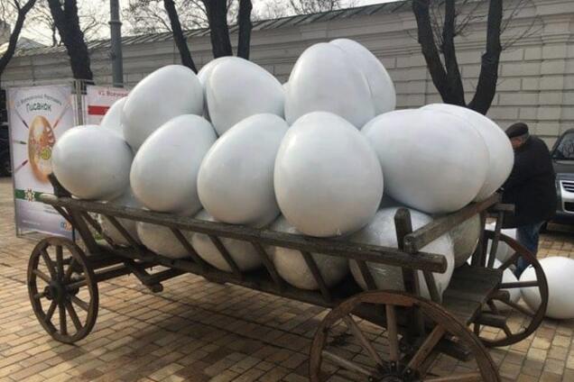В центре Киева появились телеги с гигантскими яйцами: фотофакт