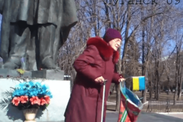 Я на своїй Богом даній землі! Безстрашна бабуся вийшла з прапорцем України проти натовпу в 'ЛНР': відеофакт